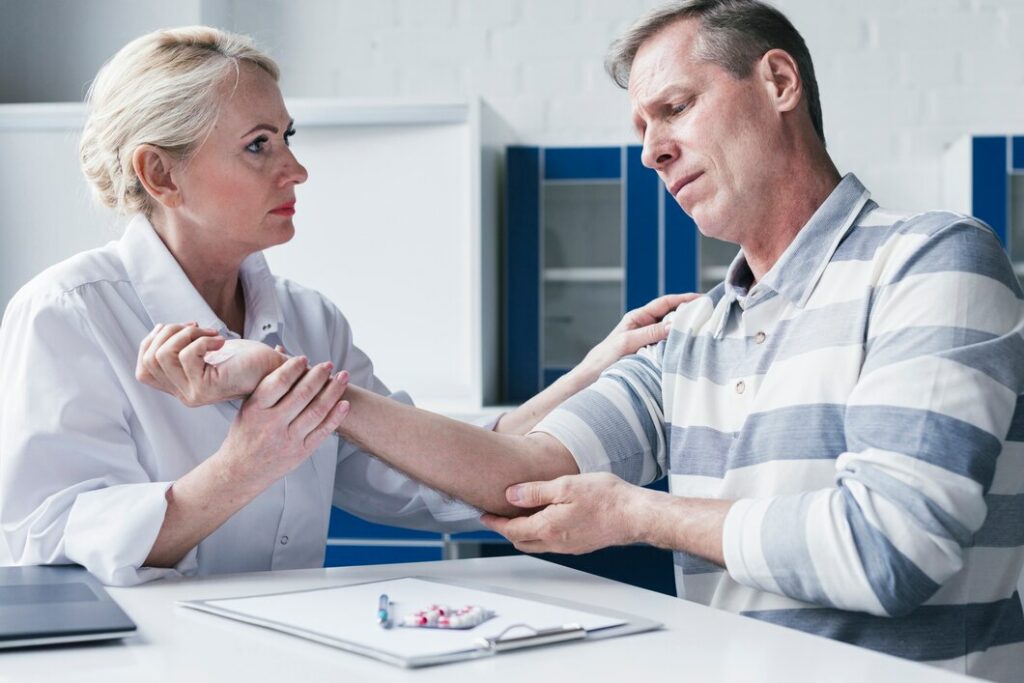 Persona haciendo estiramientos suaves para mantener la movilidad articular